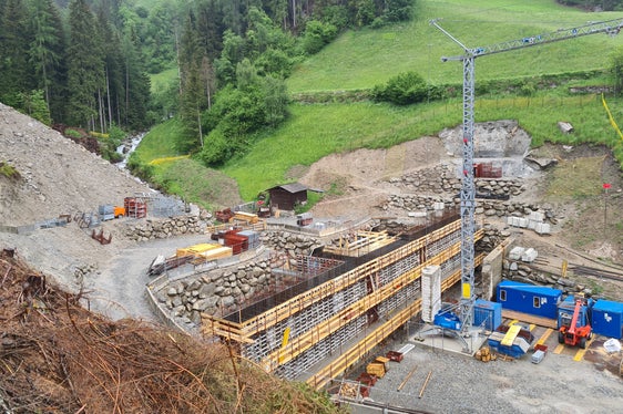 Il tratto tra la briglia filtrante e la controbriglia è stato rinforzato con massi ciclopici cementati per dissipare l’energia durante l’evento di piena. (Foto: USP/Ufficio Sistemazione bacini montani Est dell’Agenzia per la Protezione civile)