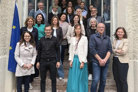 Insieme, svilupperanno la strategia per il prossimo periodo di programmazione: La Task Force 2028+ con Martha Gärber (seconda fila davanti, all'estrema sinistra), direttrice della Ripartizione Europa e il vicedirettore Peter Paul Gamper (prima fila, secondo da sinistra). (Foto: USP/Ripartizione Europa)