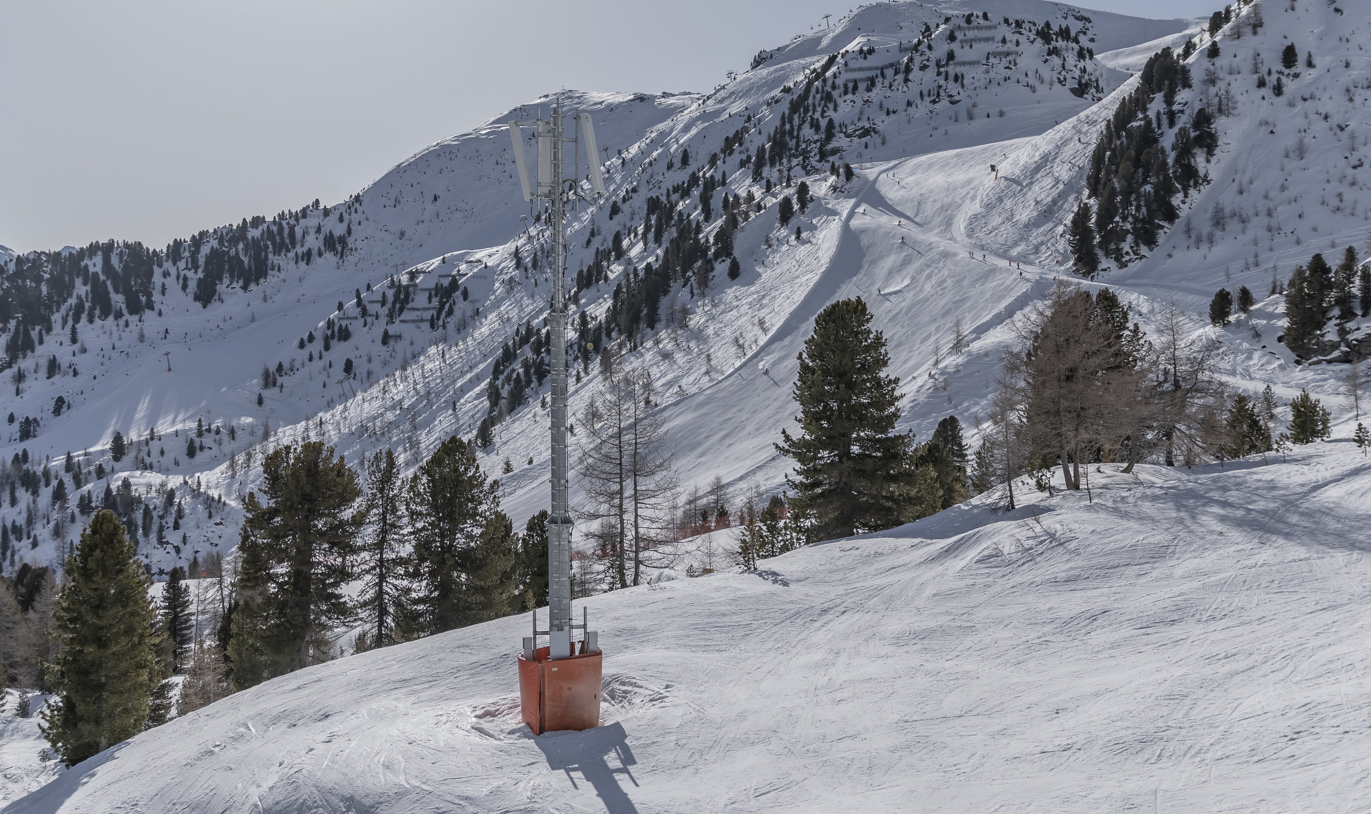 Il comprensorio sciistico di Monte Spico ha realizzato l'infrastruttura di trasmissione e ha posato le linee elettriche necessarie. RAS si è occupata dell'acquisto e dell'installazione dei trasmettitori, del collegamento dei cavi in fibra ottica e si occupa del funzionamento continuo (Foto: Speikboden-Skiworld Ahrntal/Pierre Sieberin)