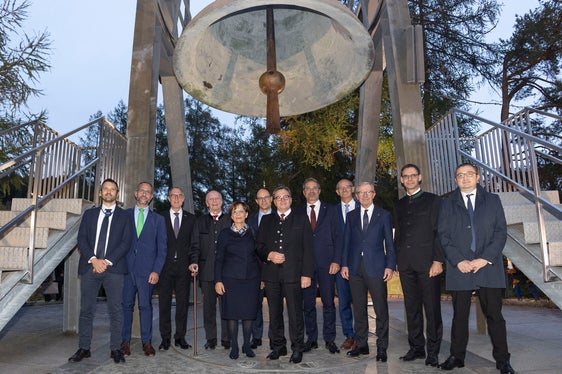 Bei der Friedensglocke des Alpenraumes in Mösern: v.l. Untersekretär Gabriele Barucco (Lombardei), Norman Gobbi, Departementvorsteher Christian Rathgeb (Graubünden), LH a.D. Alois Partl, Staatsministerin a.D. Emilia Müller (Bayern), LH Marc Mächler (St. Gallen), LH Günther Platter, LH Arno Kompatscher (Südtirol), LR Anton Mattle, LH Wilfried Haslauer (Salzburg), LH Markus Wallner (Vorarlberg), LH Maurizio Fugatti (Trentino) (Foto: Land Tirol/Die Fotografen)