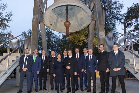 Bei der Friedensglocke des Alpenraumes in Mösern: v.l. Untersekretär Gabriele Barucco (Lombardei), Norman Gobbi, Departementvorsteher Christian Rathgeb (Graubünden), LH a.D. Alois Partl, Staatsministerin a.D. Emilia Müller (Bayern), LH Marc Mächler (St. Gallen), LH Günther Platter, LH Arno Kompatscher (Südtirol), LR Anton Mattle, LH Wilfried Haslauer (Salzburg), LH Markus Wallner (Vorarlberg), LH Maurizio Fugatti (Trentino) (Foto: Land Tirol/Die Fotografen)