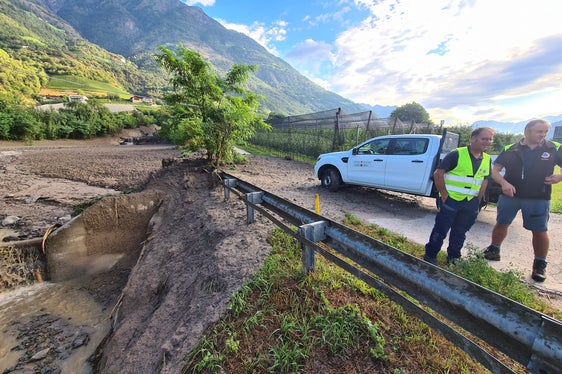Begutachtung der Schäden am Becken im Lahnbach bei Naturns oberhalb der Staatsstraße: der Vorarbeiter der Wildbachverbauung Stefan Kobald und Gewässeraufseher Roland Gufler (Foto: LPA/Landesamt für Wildbach- und Lawinenverbauung West)