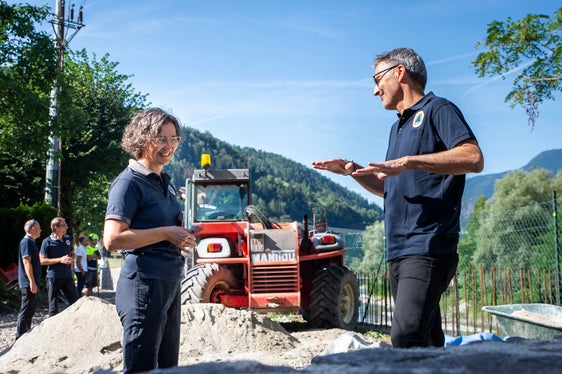 Il presidente Arno Kompatscher è stato informato sulla pianificazione e la realizzazione dei progetti dei Bacini montani dalla responsabile del sito Caterina Ghiraldo. (Foto: ASP/Fabio Brucculeri)