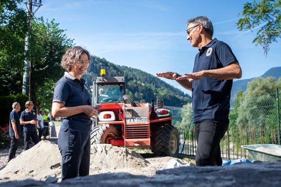Auskünfte über Planung und Umsetzung der Projekte der Wildbachverbauung erhielt Landeshauptmann Arno Kompatscher unter anderem von Bauleiterin Caterina Ghiraldo. (Foto: LPA/Fabio Brucculeri)