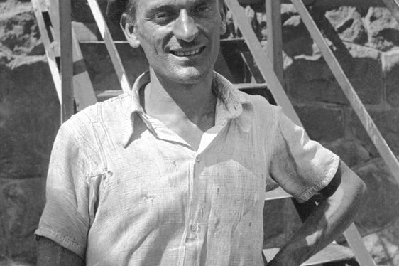 Sisto Sisti (1906–1981), Angestellter des Montecatini-Werks und autodidaktischer Fotograf (hier selbst im Bild), hinterließ über 13.000 Bilder des Lebens auf dem Gelände des Chemiewerks und der Werkssiedlung von Montecatini in Sinich bei Meran. (Foto: Sisto Sisti, Fotoarchiv des Südtiroler Landesarchivs)