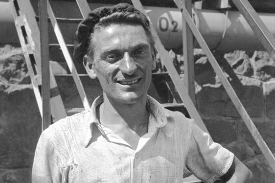 Sisto Sisti (1906–1981), impiegato dello stabilimento Montecatini e fotografo autodidatta (qui ritratto in una delle sue foto), ha lasciato oltre 13.000 immagini scattate in vent'anni di vita all'interno dello stabilimento chimico e del villaggio operaio Montecatini a Sinigo, vicino a Merano. (Foto: Sisto Sisti/Archivio provinciale)