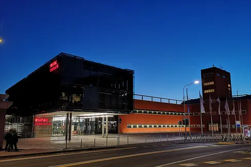 Tra i 36 progetti vincitori del primo bando Biodiversa+, due prevedono la presenza di enti di ricerca altoatesini, EURAC Research (nella foto la sede di Bolzano) e il Centro di sperimentazione Laimburg (Foto: ASP/Eurac)
