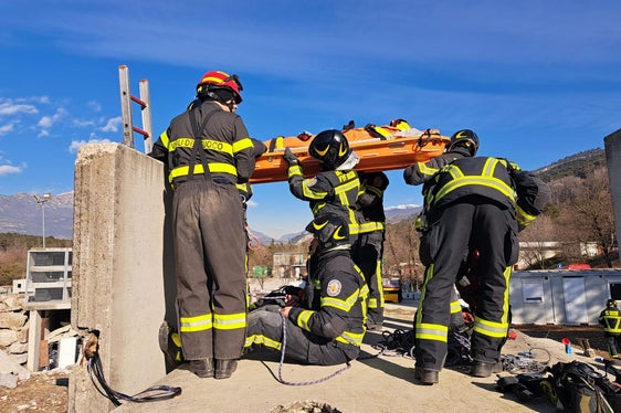 Die Bergung von Personen wurde unter anderem mit den Kollegen an der staatlichen Feuerwehrschule in Rom geübt. (Foto: LPA/Berufsfeuerwehr Bozen)