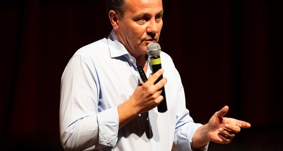 Landesrat Vettorato wies auf den steigenden Bedarf der psychologischen Beratung in den Schulen und die Beratung für Kinder und Jugendliche mit besonderen pädagogischen Bedürfnissen hin. (Foto: LPA/Manuela Tessaro)