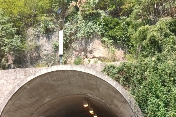 Grazie al nuovo sistema DAS è ora garantita una connessione senza interruzioni nelle gallerie da Bolzano alla Val Sarentino. Il prossimo gruppo di gallerie entrerà in funzione l’11 settembre, interessando i territori di Bolzano, Laives e Ora. (Foto: USP/Ufficio Opere ambientali e infrastrutture)