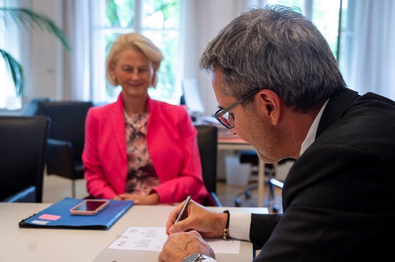 Studentinnen und Studenten können über das Praktikum Einblick in die Tätigkeit der Verwaltung gewinnen: Landeshauptmann Arno Kompatscher und die Rektorin der Leopold-Franzens-Universität Innsbruck bei der Unterzeichnung des Abkommen. (Foto: LPA/Fabio Brucculeri)
