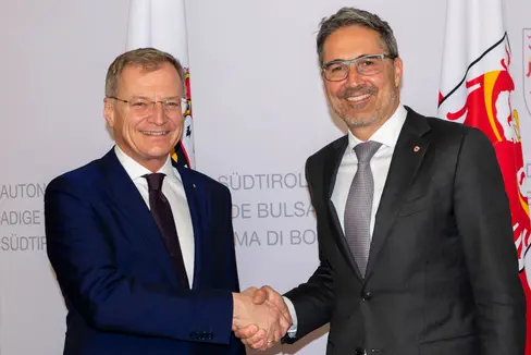 A sottolineare il vivace scambio a livello politico, economico, di ricerca e di istruzione: (da sinistra) i presidenti Stelzer e Kompatscher (Foto: ASP/Fabio Brucculeri)