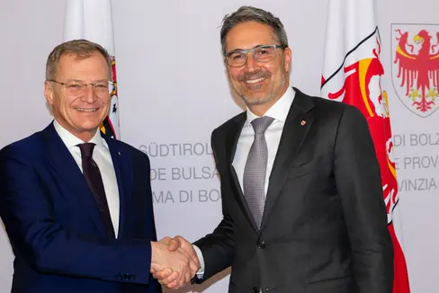 A sottolineare il vivace scambio a livello politico, economico, di ricerca e di istruzione: (da sinistra) i presidenti Stelzer e Kompatscher (Foto: ASP/Fabio Brucculeri)