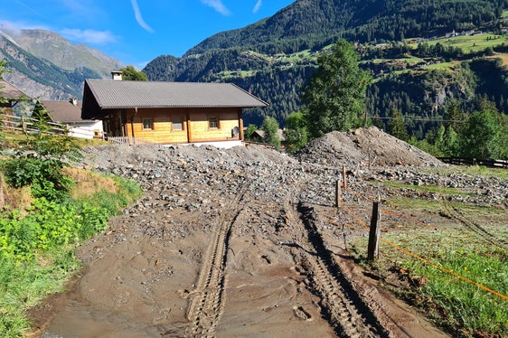 Bei einem Murgang im Kuglerquellbach in Breiteben/Moos in Passeier drang auch Wasser in den Keller eines Hauses ein. (Foto: LPA/Landesamt für Wildbach- und Lawinenverbauung West)