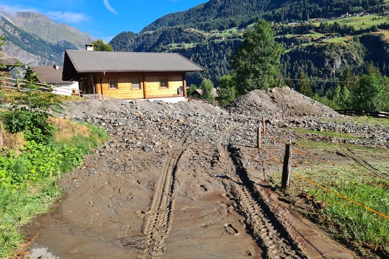 La colata nel rio sorgente Cogolo a Breiteben/Moso in Passiria ha causato, tra l'altro, l'allagamento del seminterrato di una casa. (Foto: ASP/Ufficio sistemazione bacini montani Ovest)