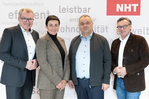 Arbeitsbesuch in Innsbruck: Wohnlandesrätin Ulli Mair (2.v.l.) und Ressortdirektor Luca Critelli (2.v.r.) haben sich bei den Geschäftsführern der gemeinnützigen Wohnbaugesellschaft Neue Heimat Tirol Markus Pollo (1.v.l.) und Johannes Tratter (1.v.r.) über die Konzepte des sozialen sowie geförderten Wohnbaus im Bundesland Tirol informiert. (Foto: LPA/Neue Heimat Tirol)