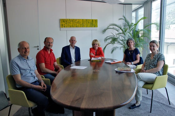 Condividere l'importanza di Lebenshilfe: nella foto (da sinistra) il direttore di Lebenshilfe il vicepresidente, Wolfgang Obwexer, il vice presidente di Lebenshilfe, Armin Reinstadler, il neo presidente Roland Schoffenegger, l'assessora Waltraud Deeg, Ute Gebhard e Verena Moser, entrambe dell'Ufficio persone con disabilità. (Foto: ASP/Greta Stuefer)