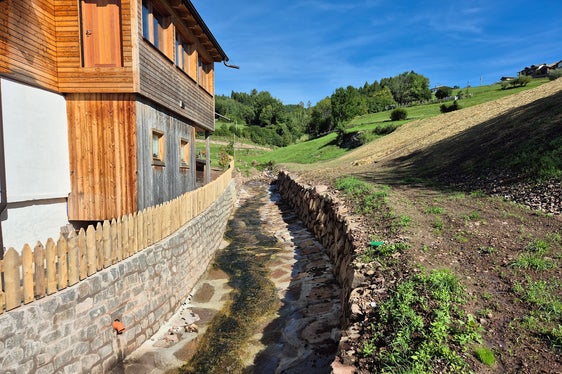 Nella zona intermedia del rio Cuggal sono stati effettuati lavori di consolidamento per garantire la sicurezza del maso Kardatscherhöfe. (Foto: USP/Ufficio Sistemazione bacini montani sud/Hansjörg Prugg)