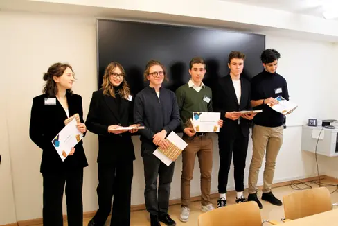 Das Siegerteam Franziskanergymnasium Bozen, dazu gehören (v.l.) Laura Hofer, Elsa Maria Natale, Tobias Vale, Benedikt von Lutterotti, Felix Zozin, Stefano Zocchi, wird im Frühjahr am Englisch-Wettbewerb in Trient teilnehmen. (Foto: LPA/Bildungsdirektion)