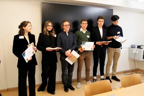 Das Siegerteam Franziskanergymnasium Bozen, dazu gehören (v.l.) Laura Hofer, Elsa Maria Natale, Tobias Vale, Benedikt von Lutterotti, Felix Zozin, Stefano Zocchi, wird im Frühjahr am Englisch-Wettbewerb in Trient teilnehmen. (Foto: LPA/Bildungsdirektion)