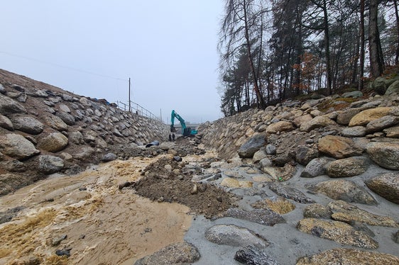 Die Wildbacharbeiter haben den Abflussdurchschnitt in einem Abschnitt des Zielbachs in Partschins ausgebaut und erweitert, bestehende Sperren abgebrochen und das Bachbett abgesenkt. (Foto: LPA/Landesamt für Wildbach- und Lawinenverbauung West)