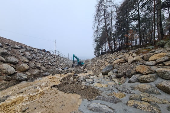 Die Wildbacharbeiter haben den Abflussdurchschnitt in einem Abschnitt des Zielbachs in Partschins ausgebaut und erweitert, bestehende Sperren abgebrochen und das Bachbett abgesenkt. (Foto: LPA/Landesamt für Wildbach- und Lawinenverbauung West)