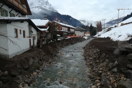 Der Bautrupp der Agentur für Bevölkerungsschutz hat den Uferschutz am Pragserbach (im Bild) auf einer Länge von 450 Metern durch die Ortschaft Schmieden wieder hergestellt. (Foto: Agentur für Bevölkerungsschutz/Amt für Wildbach- und Lawinenverbauung Ost)