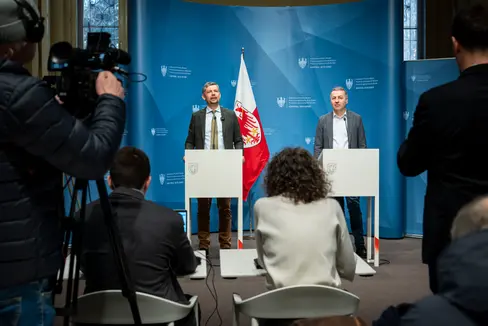 Die Landesregierung genehmigte das Programm für den Tiefbau 2026–2028. In den kommenden drei Jahren sind insgesamt 415 Millionen Euro an Investitionen in strategische Infrastrukturen im gesamten Landesgebiet vorgesehen, wie der Landesrat für Infrastrukturen und Mobilität Daniel Alfreider (links) bei der Pressekonferenz gemeinsam mit dem Direktor der Landesabteilung Tiefbau, Umberto Simone, erläuterte. (Foto: LPA/Fabio Brucculeri)