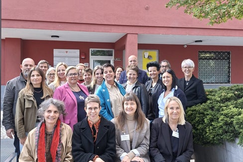 Sie begrüßten die Bürgerinnen und Bürger (von links): die Direktorin des Amtes für Arbeitsvermittlung, Francesca Malara, Silvia Liotto, die Koordinatorin des Arbeitsvermittlungszentrums Bruneck, die Koordinatorin des Amtes für Ausbildungs- und Berufsberatung in Bruneck, Carmen Profanter, und die Direktorin des Amtes für Ausbildungs- und Berufsberatung, Alexa Seebacher. Im Hintergrund: Der Koordinator des Amtes für Arbeitsintegration, Paul Innerebner, und die Mitarbeiterinnen und Mitarbeiter der Dienststellen. (Foto: LPA/AVZ Bruneck)