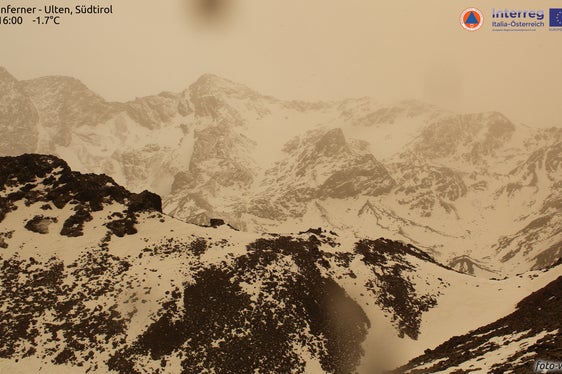 Wie mit Sepia-Effekt: Der Sahara-Staub hat auch die Gletscher eingefärbt; im Bild der Weißbrunnferner im hinteren Ultental auf 2955 Metern Meereshöhe Mitte dieses Monats. (Foto: Webcam Interreg-Projekt Glacier Inventory South Tyrol-Tyrol GLISTT)