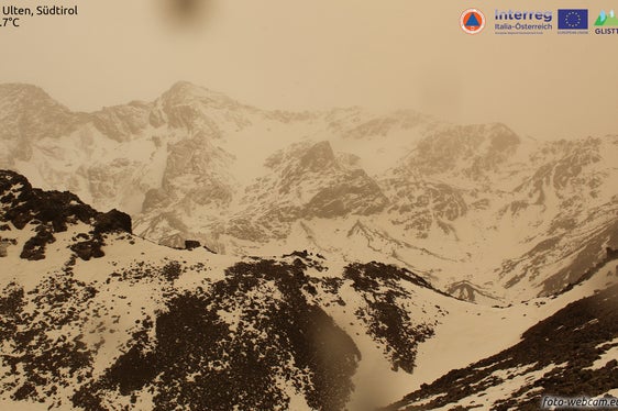 La sabbia del Sahara ha colorato anche i ghiacciai: un'immagine del ghiacciaio di Fontana Bianca in val d'Ultimo a 2.955 metri a metà del mese di marzo (Foto: Webcam Interreg-Projekt Glacier Inventory South Tyrol-Tyrol GLISTT)