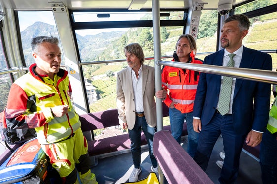 Wiederbelebung unterwegs im Fokus: In der Rittner Seilbahn informieren Rettungskräfte über das richtige Handeln im Notfall. Im Bild (von links nach rechts:) Ausbildungsleiter Lorenz Lintner, Gesundheitslandesrat Hubert Messner, Primar der Notfall-, Anästhesie und Intensivmedizin Marc Kaufmann und Mobilitätslandesrat Daniel Alfreider. (Foto: LPA/Fabio Brucculeri)