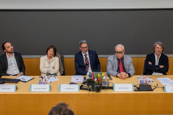 Freuten sich über die erfolgreiche Umsetzung des Medizinstudiums in Bozen (v.l.): Landesrat Philipp Achammer, NOI-Techpark-Präsidentin Helga Thaler Ausserhofer, Landeshauptmann Arno Kompatscher, Studiengangsleiter Maurizio Sanguinetti und Landesrat Hubert Messner. (Foto: LPA/Greta Stuefer)