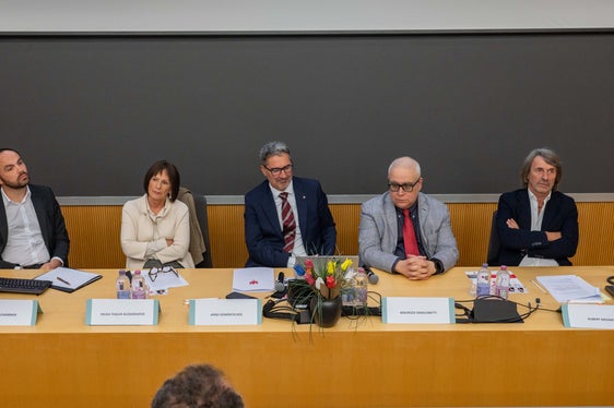Freuten sich über die erfolgreiche Umsetzung des Medizinstudiums in Bozen (v.l.): Landesrat Philipp Achammer, NOI-Techpark-Präsidentin Helga Thaler Ausserhofer, Landeshauptmann Arno Kompatscher, Studiengangsleiter Maurizio Sanguinetti und Landesrat Hubert Messner. (Foto: LPA/Greta Stuefer)