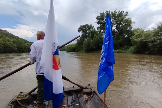 Eine Vorführung der traditionellen Flößerei als UNESCO-immaterielles Kulturerbe auf dem Fluss Mureș. (Foto: LPA/Abteilung Natur, Landschaft, Raumentwicklung)