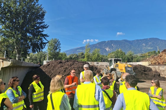 Durante il secondo incontro transnazionale del progetto europeo CORE, coordinato a livello locale dall'Agenzia provinciale per l'Ambiente e la tutela del Clima, il gruppo di lavoro composto dai partner internazionali e gli stakeholder ha visitato diversi centri sul territorio altoatesino come il centro di compostaggio Erdbau (Foto: ASP/APPA)