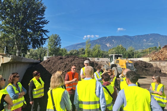 Unter der Leitung der Landesagentur für Umwelt und Klimaschutz fand das zweite Partnertreffen des Interreg-Projekts Core in Südtirol statt: Unter den besuchten Anlagen für die Bioabfallbewirtschaftung war auch die Kompostieranlage des Unternehmens Erdbau in Sinich. (Foto: LPA/Landesagentur für Umwelt und Klimaschutz)