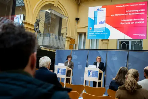 Anlässlich des Internationalen Tags der Menschen mit Behinderung (3. Dezember) haben Arbeitslandesrätin Magdalena Amhof und die Amtsdirektorin Magdalena Oberrauch Daten zur Arbeitsmarktintegration in Südtirol vorgestellt. (Foto: LPA/Fabio Brucculeri)