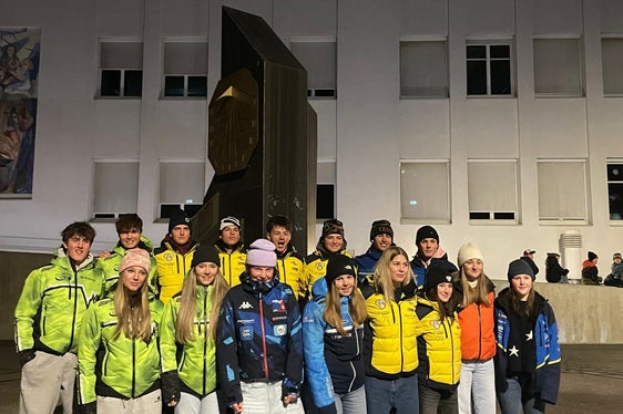 Die Südtiroler Delegation der ARGE-ALP-Skiwettkämpfe 2025 in Fulpmes feierten den starken 3. Rang in der Teamwertung. (Foto: FISI Südtirol)
