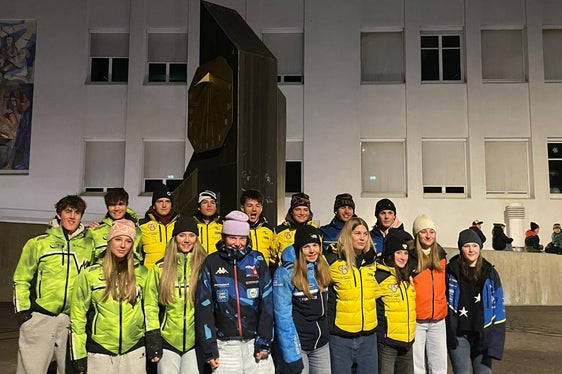 Die Südtiroler Delegation der ARGE-ALP-Skiwettkämpfe 2025 in Fulpmes feierten den starken 3. Rang in der Teamwertung. (Foto: FISI Südtirol)