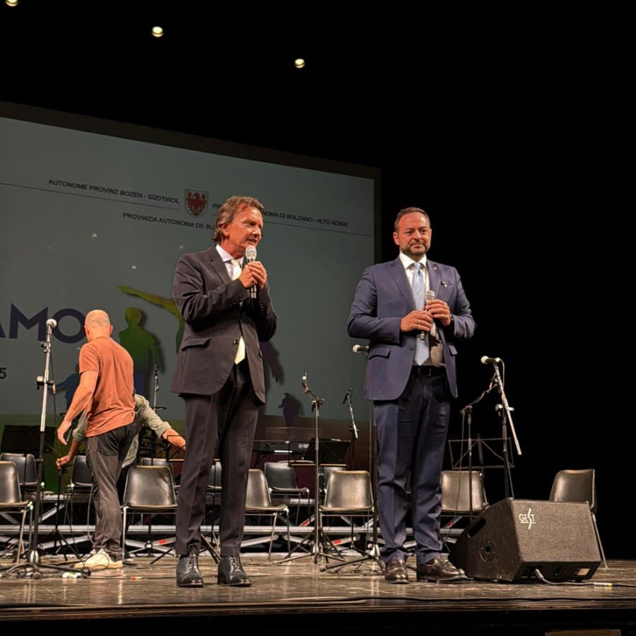 Il sovrintendente Vincenzo Gullotta (a sinistra) e l'assessore provinciale all'Istruzione Marco Galateo inaugurano l'anno scolastico al Teatro Comunale di Bolzano. (Foto: USP)