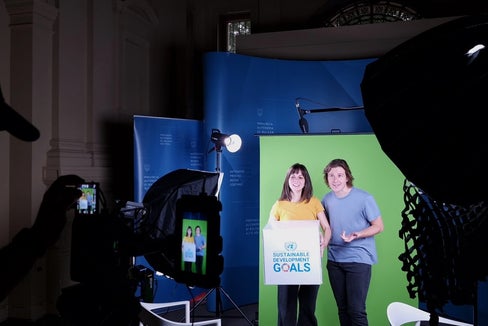 Die Jugendlichen Resi Fata und Paolo Tosin geben in Kurzvideos Einblick über den Stand bei der Umsetzung der 17 Ziele für nachhaltige Entwicklung. (Foto: LPA/Greta Stuefer)