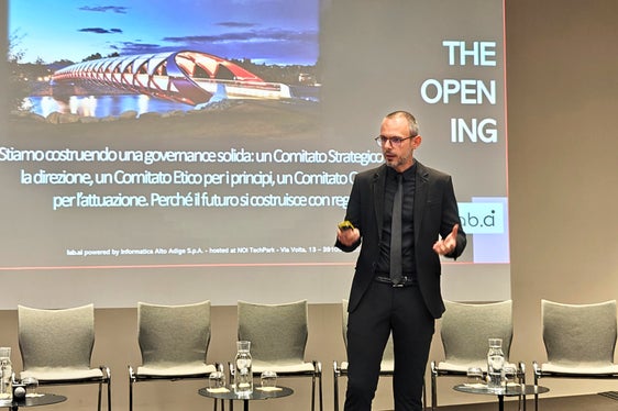 Alessio Trazzi, CAIO di IAA, ha sottolineato l'importanza dell'etica nel campo dell'intelligenza artificiale, soprattutto per la Pubblica amministrazione. (Foto: USP/Ursula Pirchstaller)