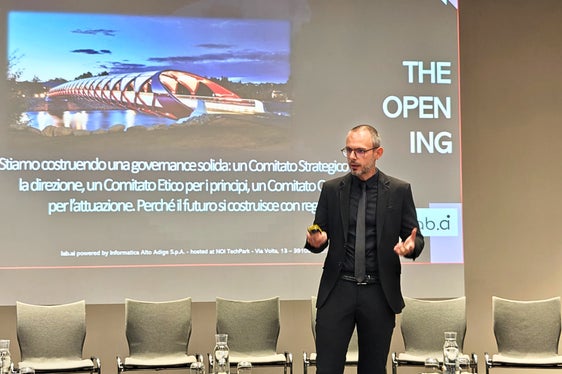 Alessio Trazzi, CAIO di IAA, ha sottolineato l'importanza dell'etica nel campo dell'intelligenza artificiale, soprattutto per la Pubblica amministrazione. (Foto: USP/Ursula Pirchstaller)