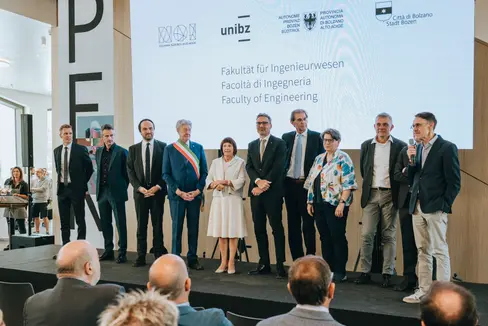 Eröffnet: die neue Fakultät für Ingenieurwesen der Freien Universität Bozen im NOI Techpark, im Bild ganz rechts der Direktor der Freien Universität Bozen Günther Mathà (Foto: LPA/NOI Techpark/Daniele Fiorentino)