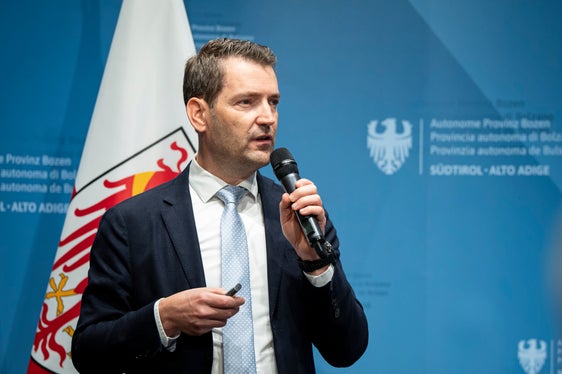 Bei der Vorstellung unterstrich Martin Vallazza, der Direktor des Ressorts für Infrastruktur und Mobilität, wie wichtig es sei, die zunehmende Verbreitung von Elektroautos mit konkreten Lösungen für das Laden zu Hause zu begleiten. (Foto: LPA/Fabio Brucculeri)