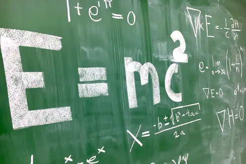Zum 25. Mal findet in der kommenden Woche in Tramin die Mathematik–Modellierungswoche statt, bei der Oberschülerinnen und Oberschüler mit Hilfe der Mathematik vielfältige Problemstellungen lösen. (Foto: Unsplash/artturi jalli)