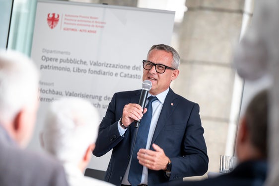 Die künftige Turnhalle der Mittelschule J. von Aufschnaiter wird die einzige Dreifachturnhalle im Bozner Stadtzentrum sein und ein wichtiger Bezugspunkt für Schülerinnen und Schüler, Familien sowie Sportvereine werden, sagt Landesrat Christian Bianchi. (Foto: LPA/Fabio Brucculeri)