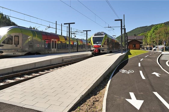Più teni e collegamenti migliori per i viaggiatori, questo l'obiettivo della Provincia con i progetto di raddoppio dei binari su un terzo della linea ferroviaria della val Pusteria. (Foto: ASP/STA)