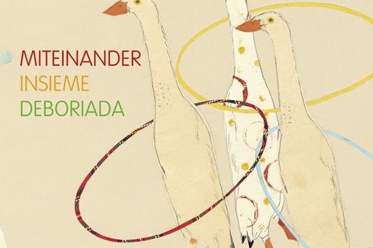 Auch beim dreisprachigen Kinderbuch Miteinander - Insieme - Deboriada, das die drei Bildungsdirektionen gemeinsam herausgebracht haben, hat Linda Wolfsgruber mitgewirkt. (Foto: LPA)